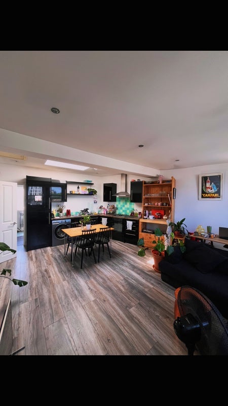 Room Ferndale Road in Greater London