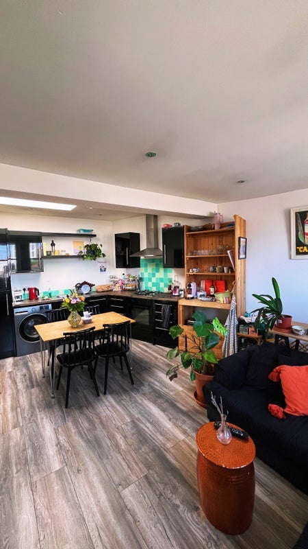 Room Ferndale Road in Greater London