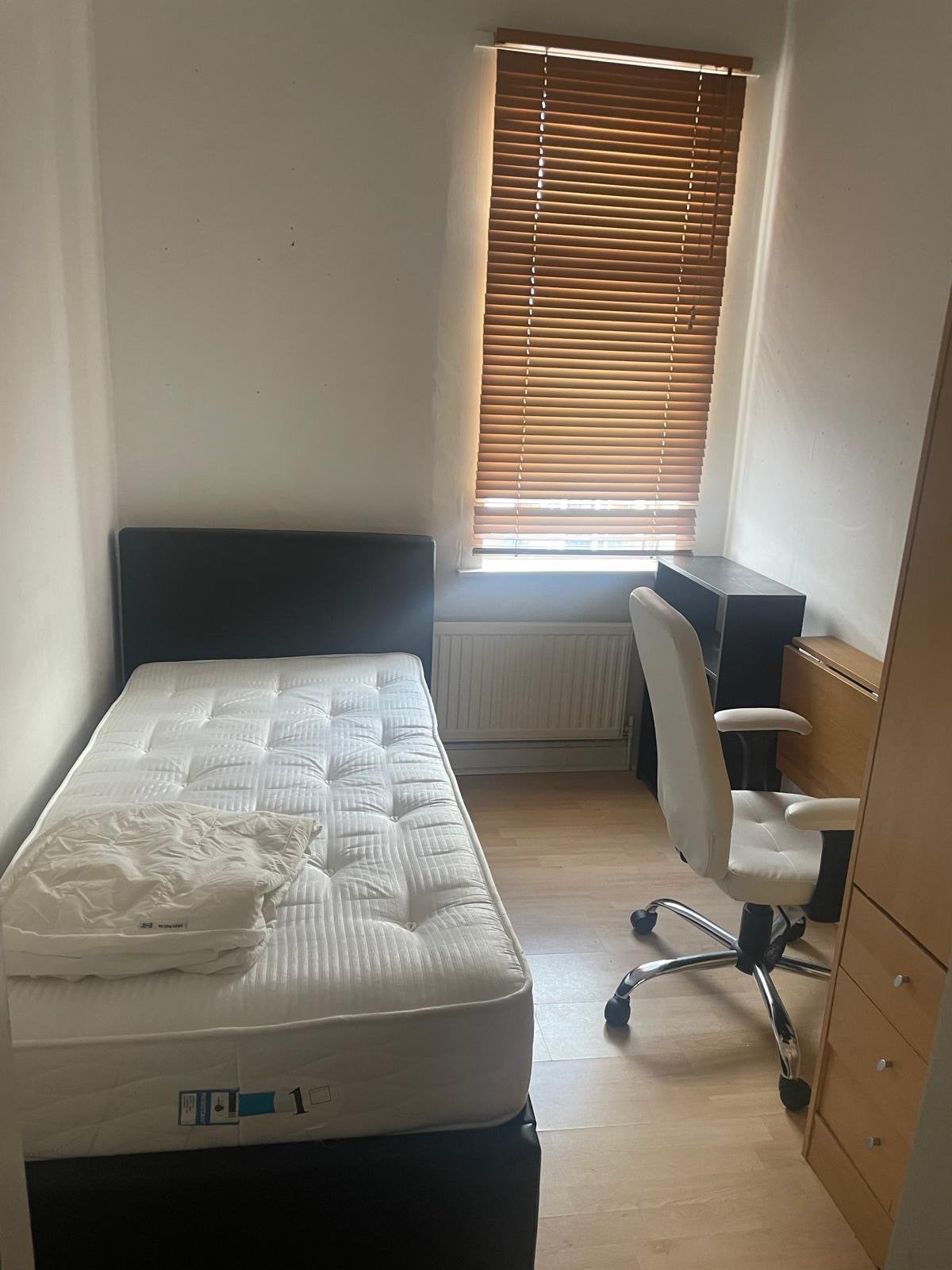 Room Beverly Road in Manchester