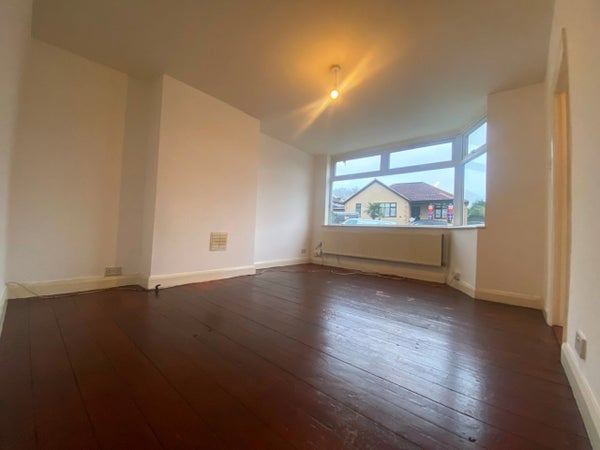 Flat Highfield Avenue in London