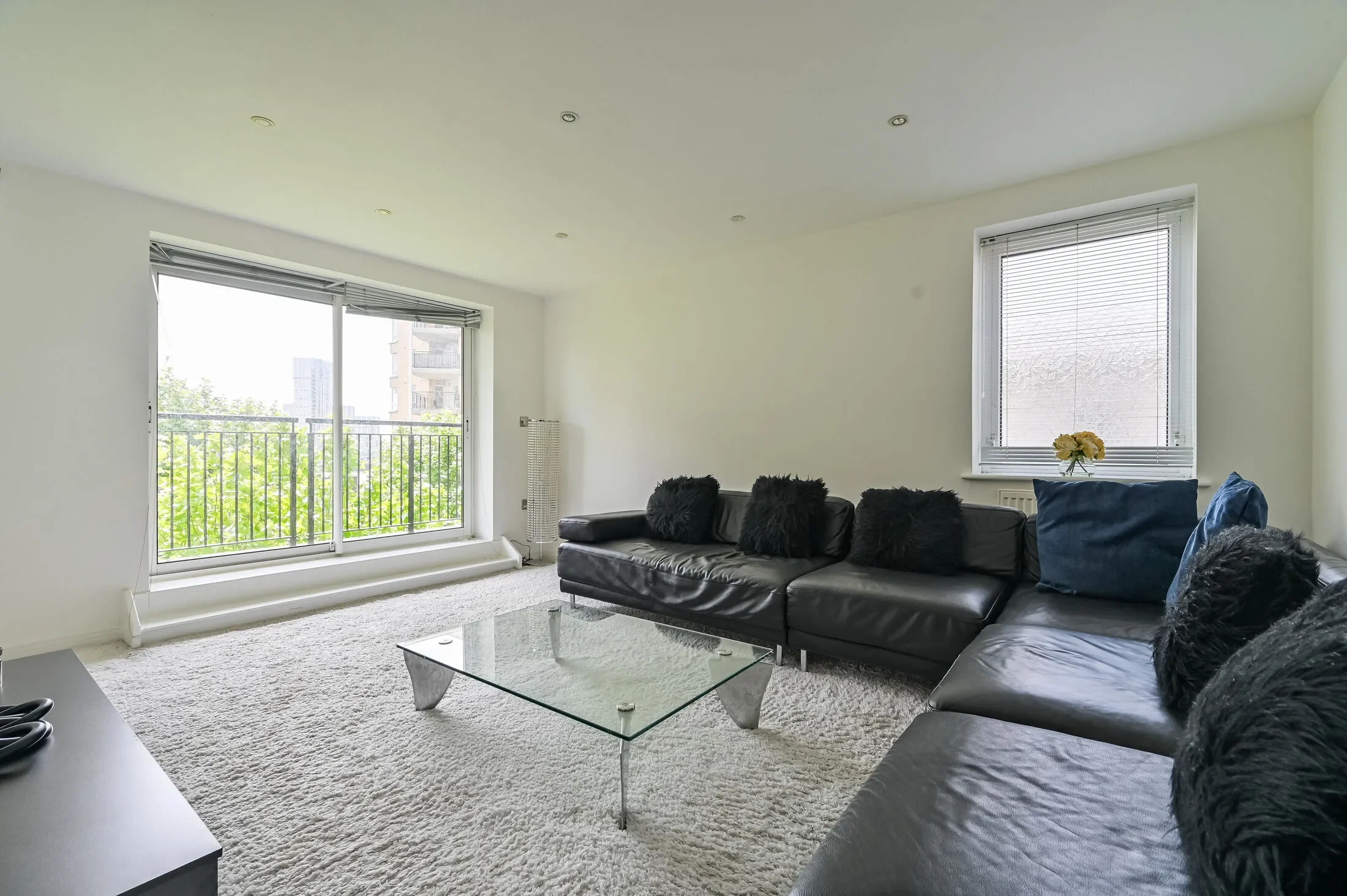 Flat Newport Avenue in Greater London