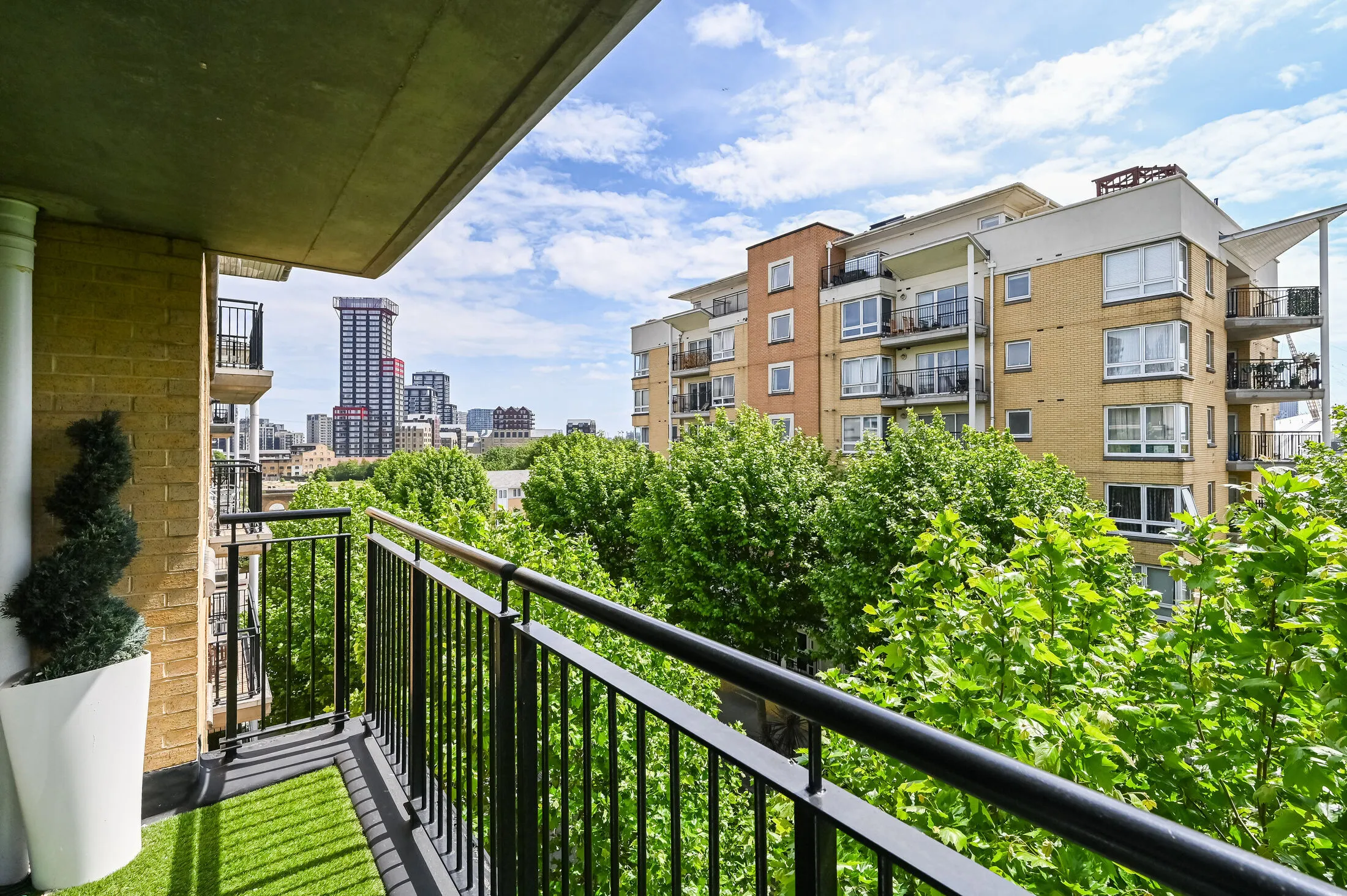 Flat Newport Avenue in Greater London