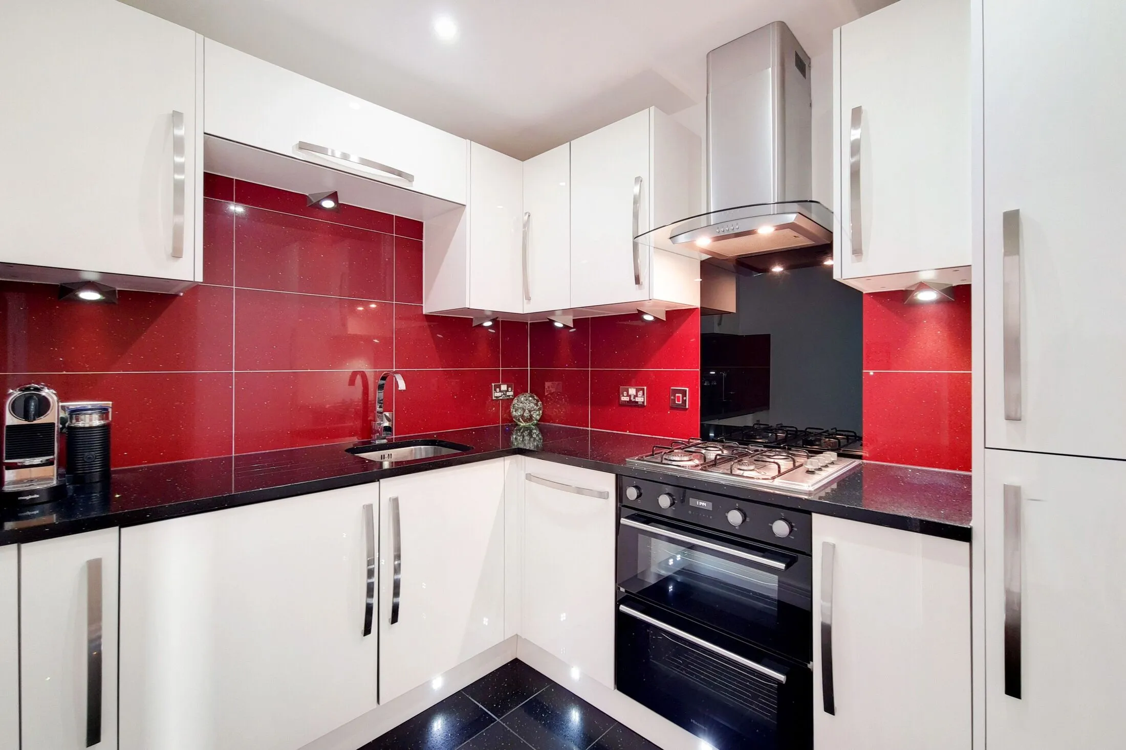 Flat Newport Avenue in Greater London