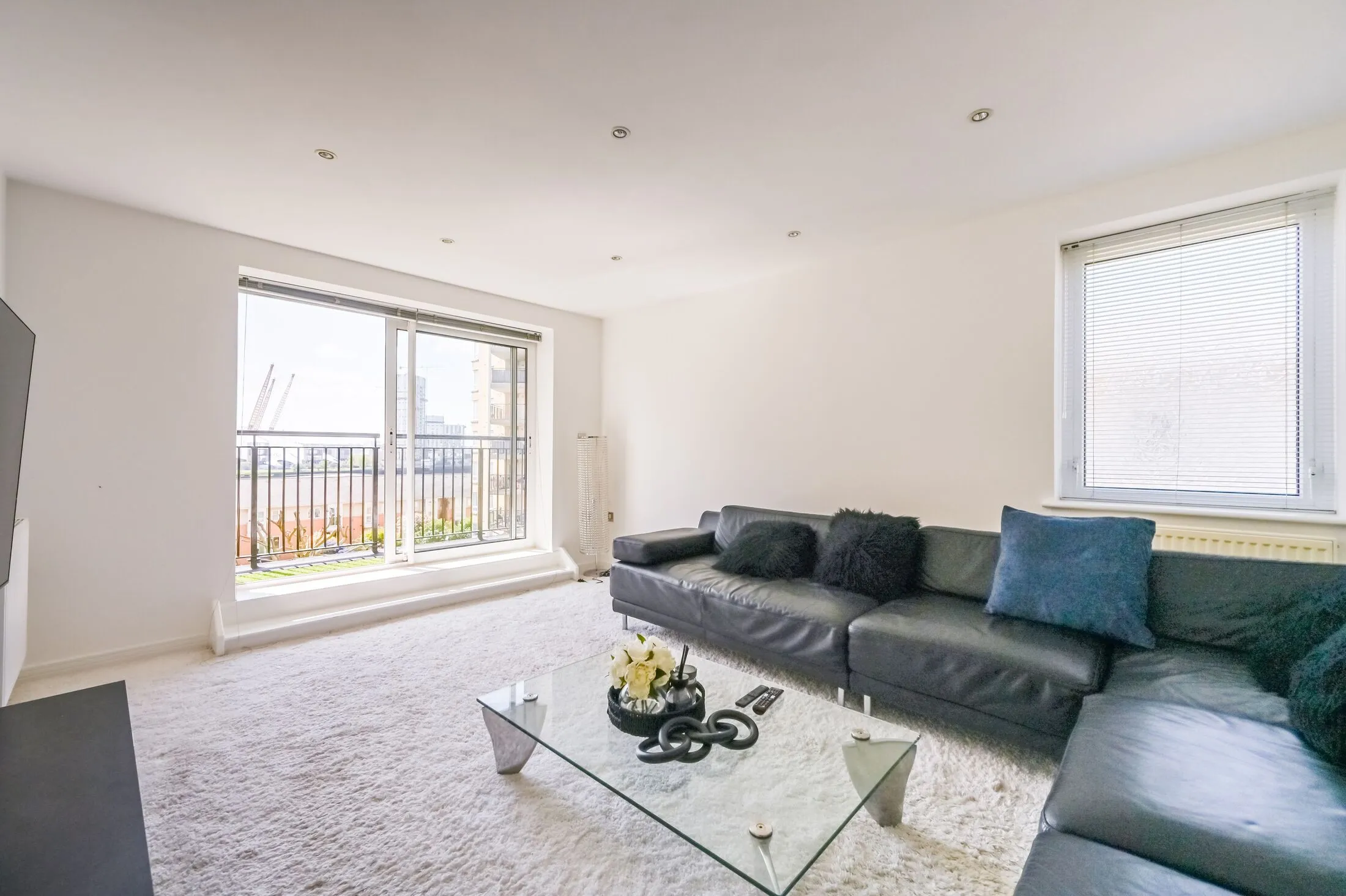 Flat Newport Avenue in Greater London