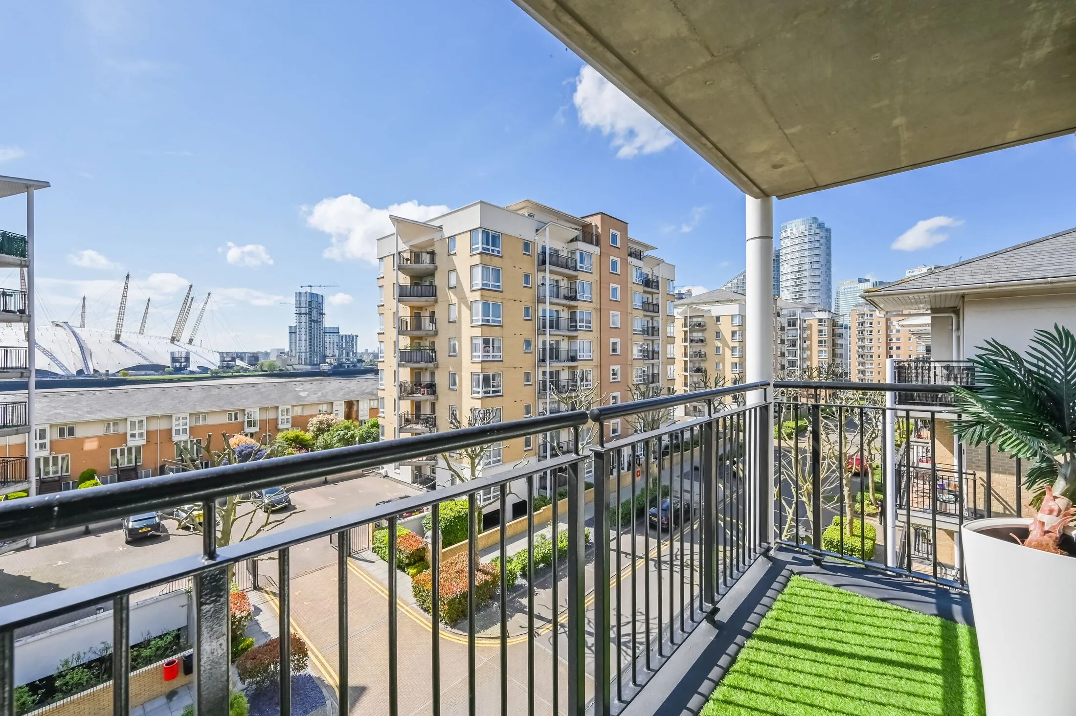 Flat Newport Avenue in Greater London