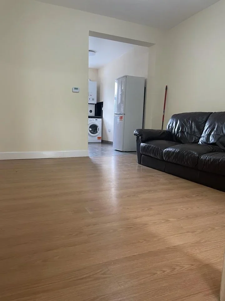 Flat Horsenden Lane North in Greater London