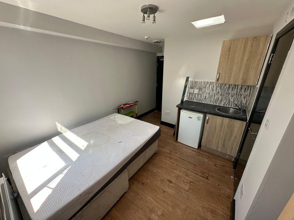 Flat Booth Close in London