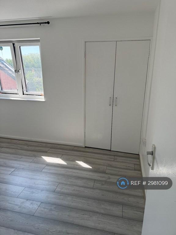 Flat Sentinel Close in Greater London