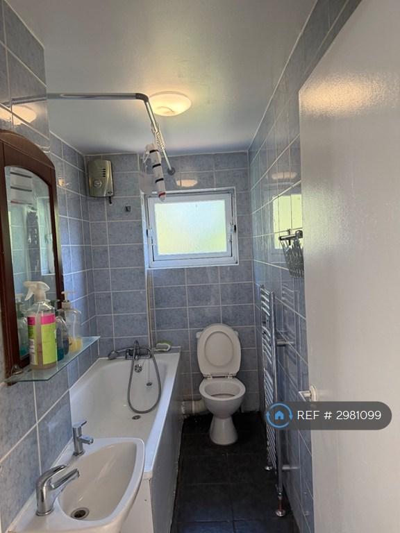 Flat Sentinel Close in Greater London