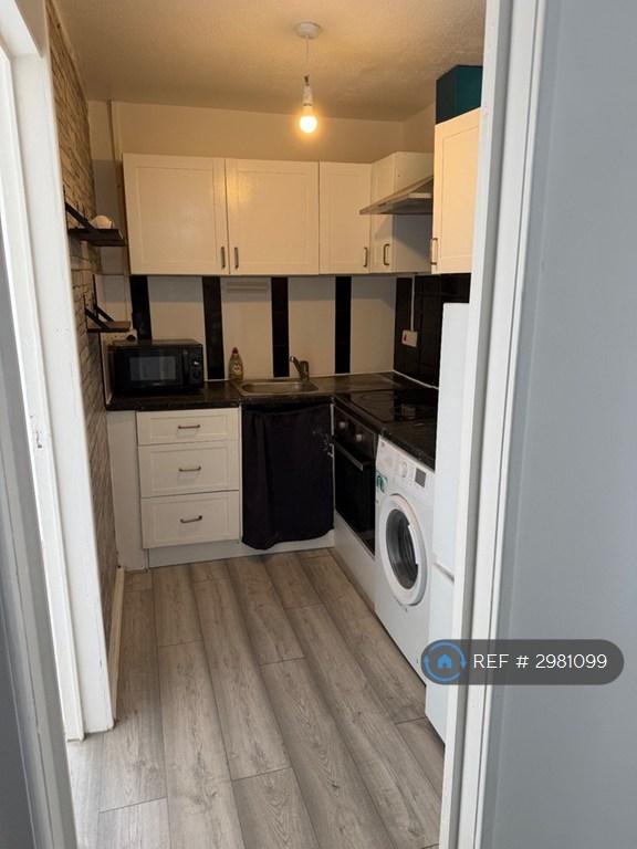 Flat Sentinel Close in Greater London