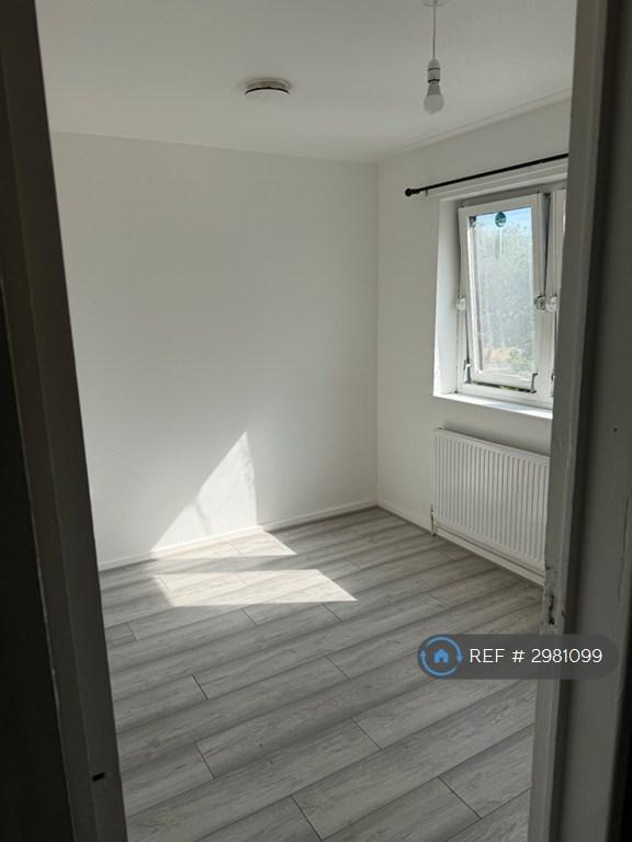 Flat Sentinel Close in Greater London