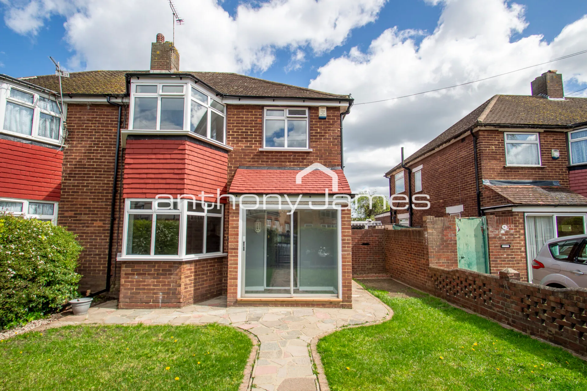 House Dovedale Close in Greater London