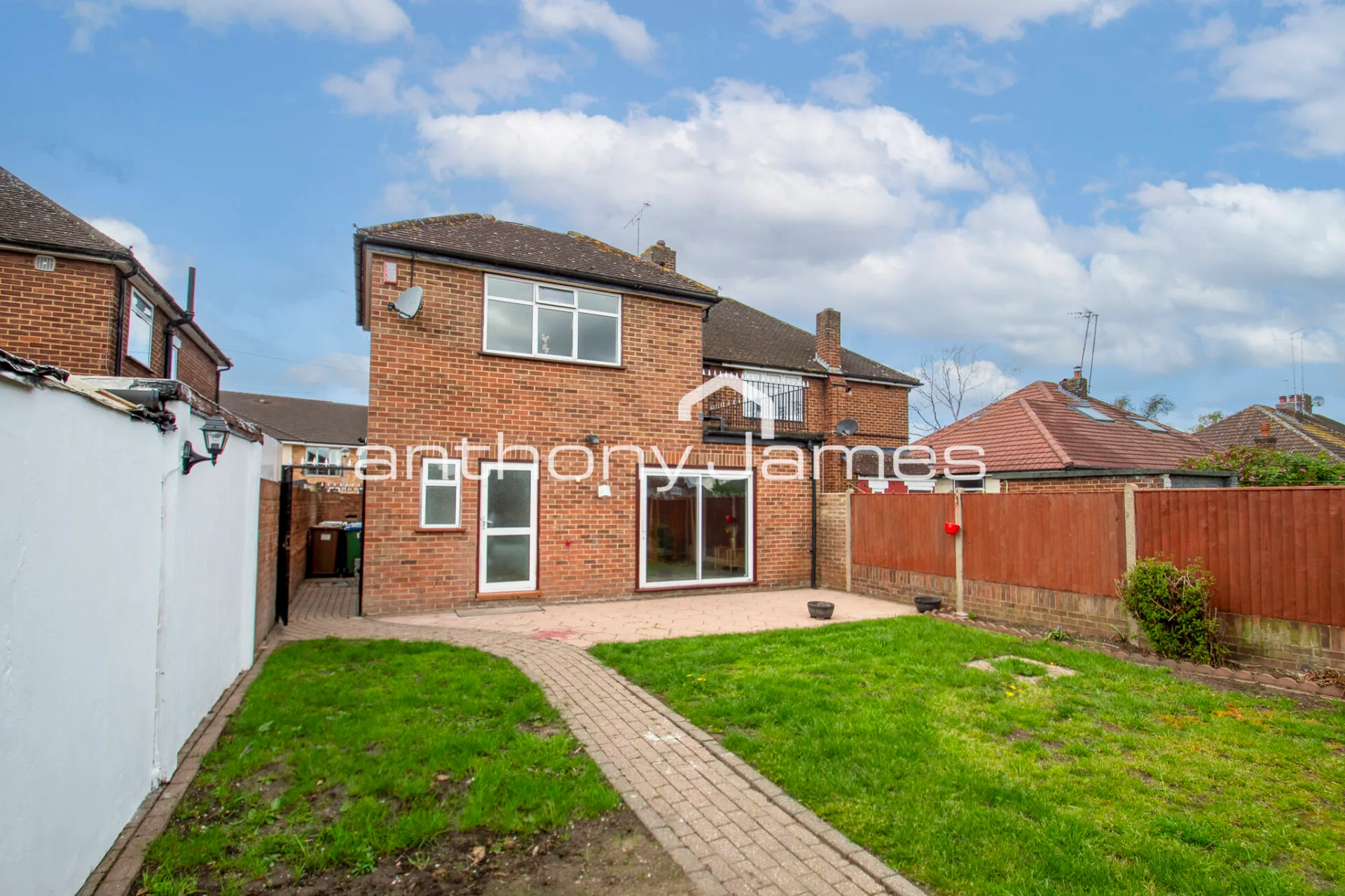 House Dovedale Close in Greater London
