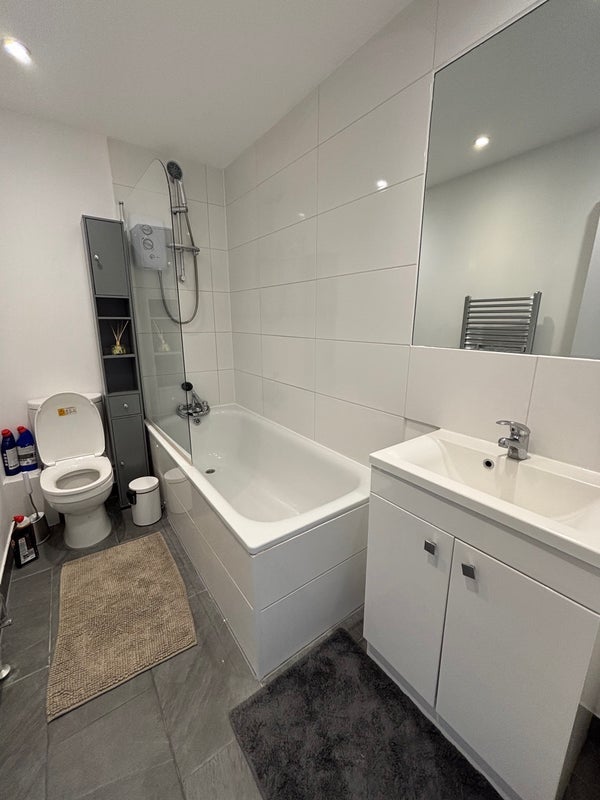 Room Walton Close in Greater London