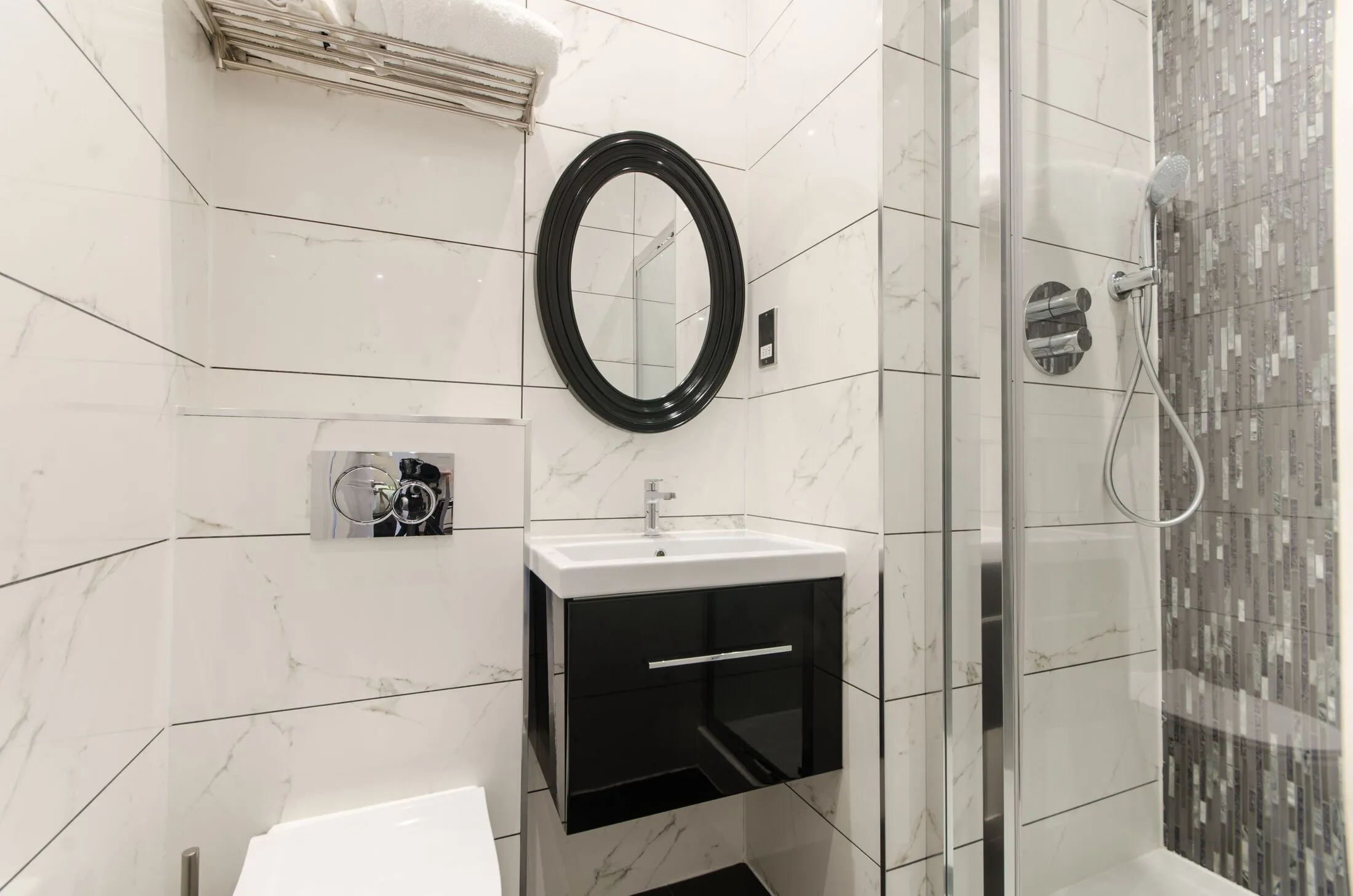 Flat Penywern Road in Greater London