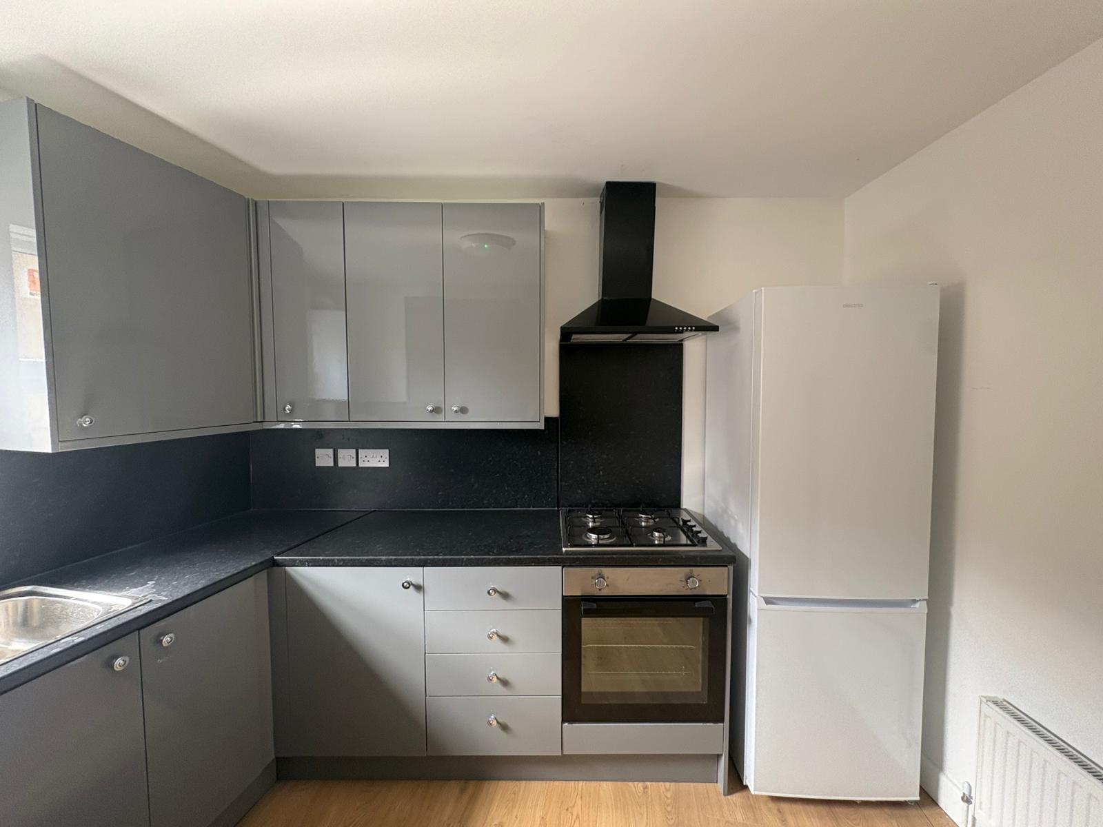 Room West Green Road in Greater London