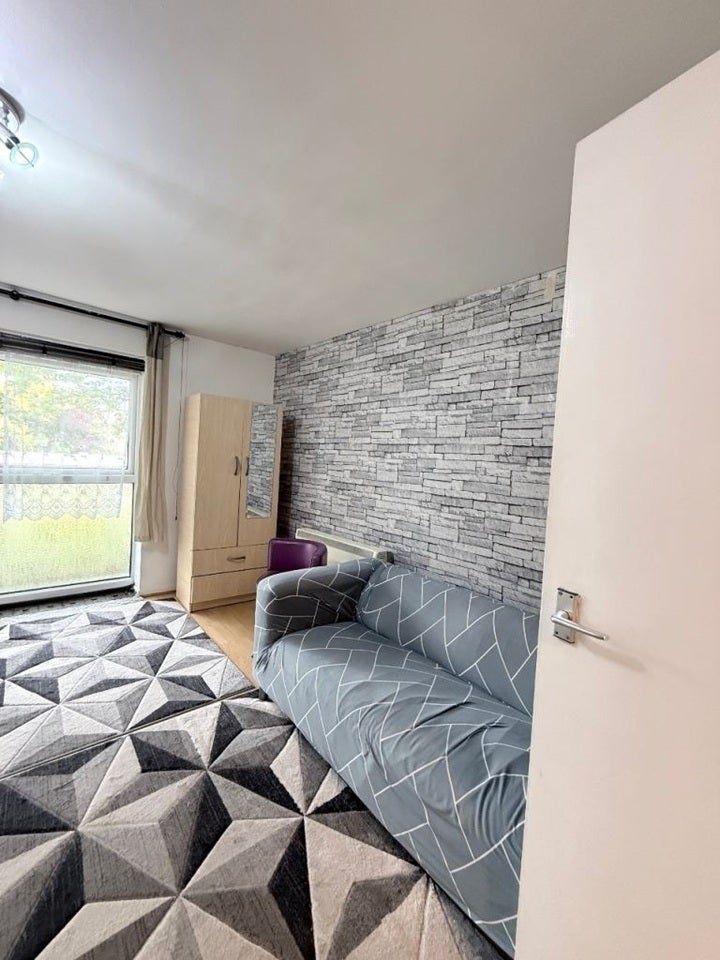 Flat Radlett Close in Greater London