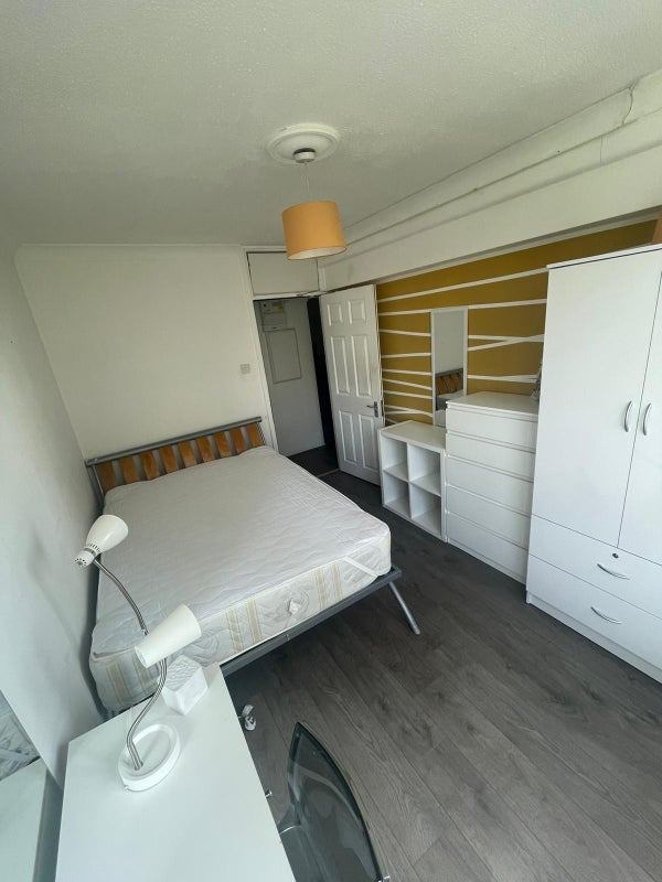 Room Peerless Street in Greater London