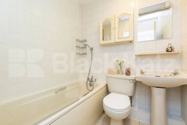 Flat Iverson Road in Greater London