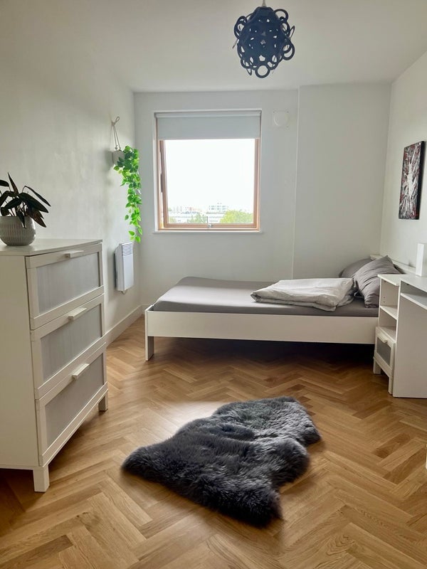 Room Meath Crescent in Greater London