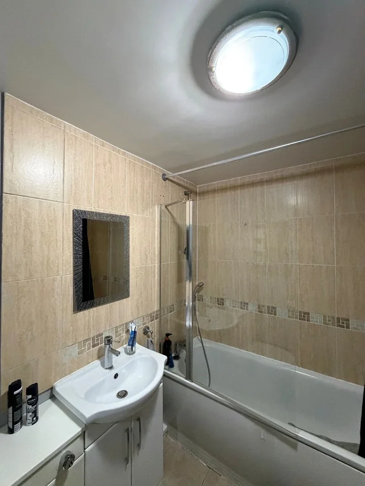 Flat Milestone Close in Greater London