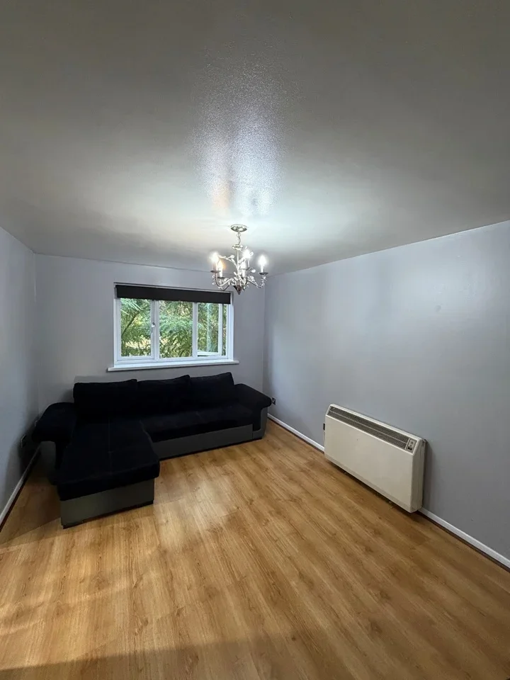 Flat Milestone Close in Greater London
