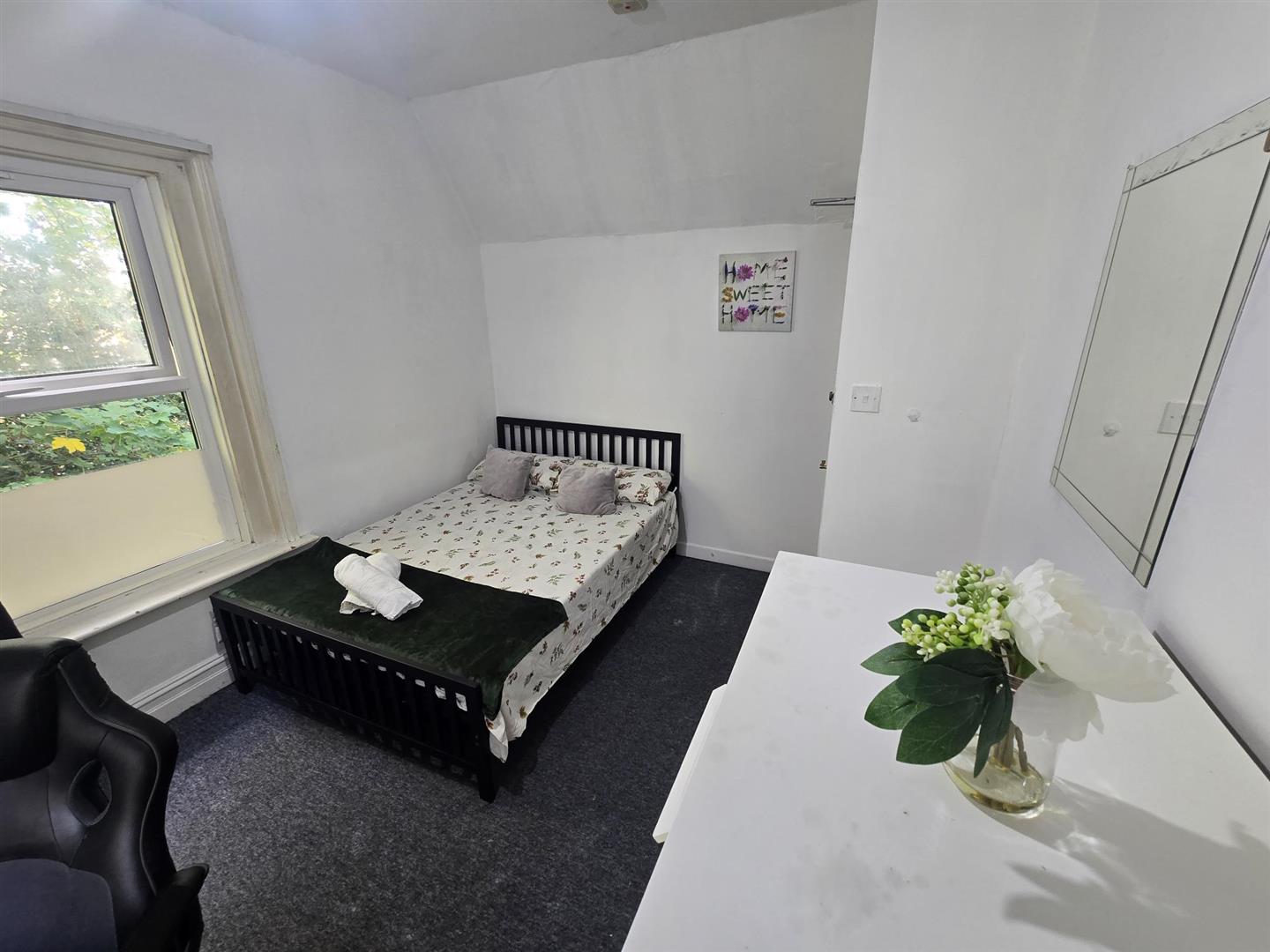Room Blandford Road in Corfe Mullen