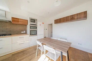 Flat Elmfield Road in London
