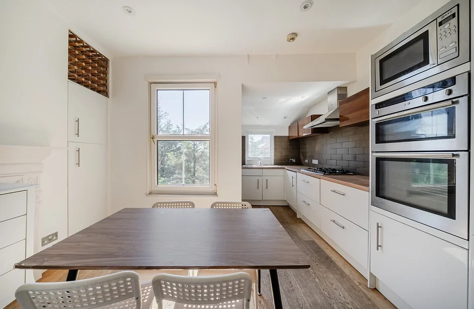 Flat Elmfield Road in London