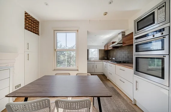 Flat Elmfield Road in London