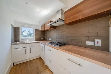 Flat Elmfield Road in London