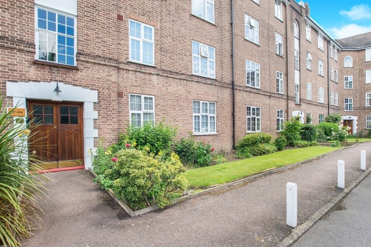 Room Birkenhead Avenue in Greater London