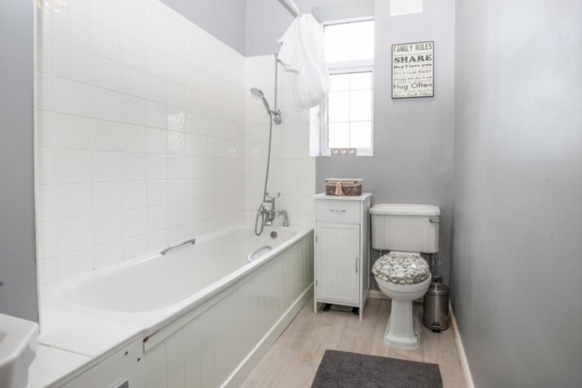 Room Birkenhead Avenue in Greater London
