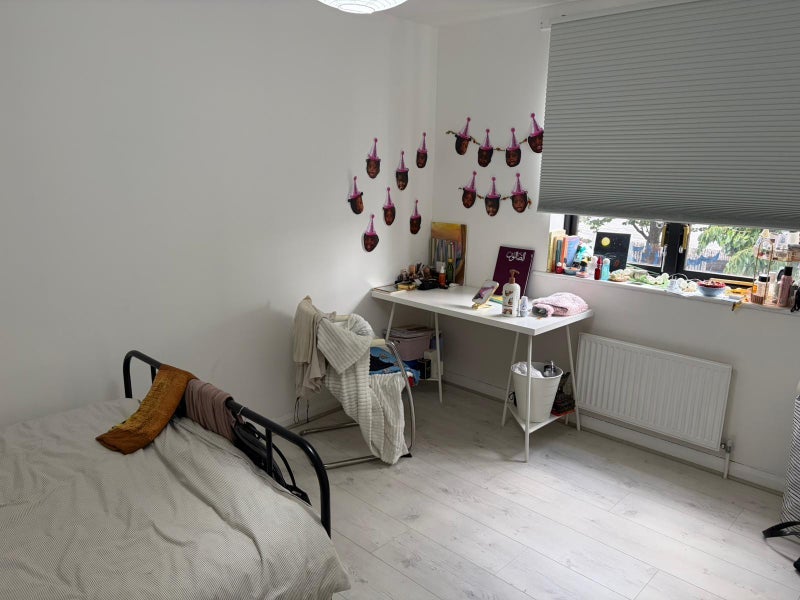 Room Orange Court in Greater London