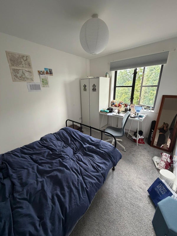 Room Orange Court in Greater London