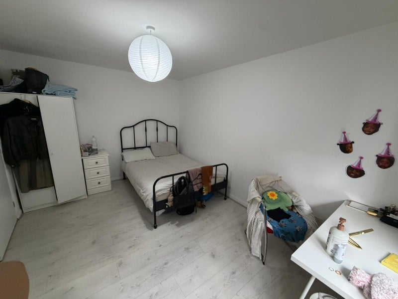 Room Orange Court in Greater London