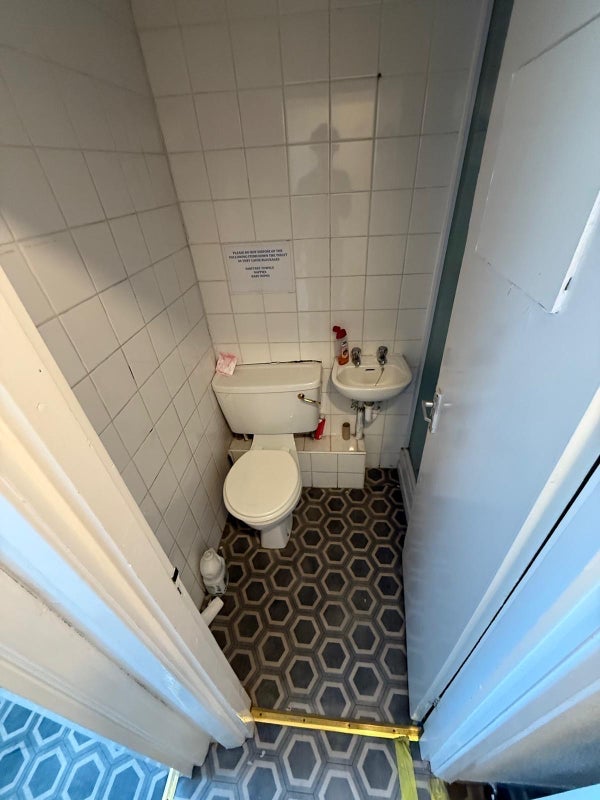 Room Forty Avenue in Greater London