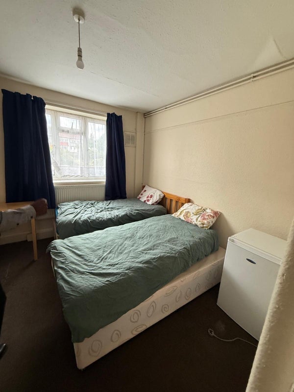 Room Forty Avenue in Greater London