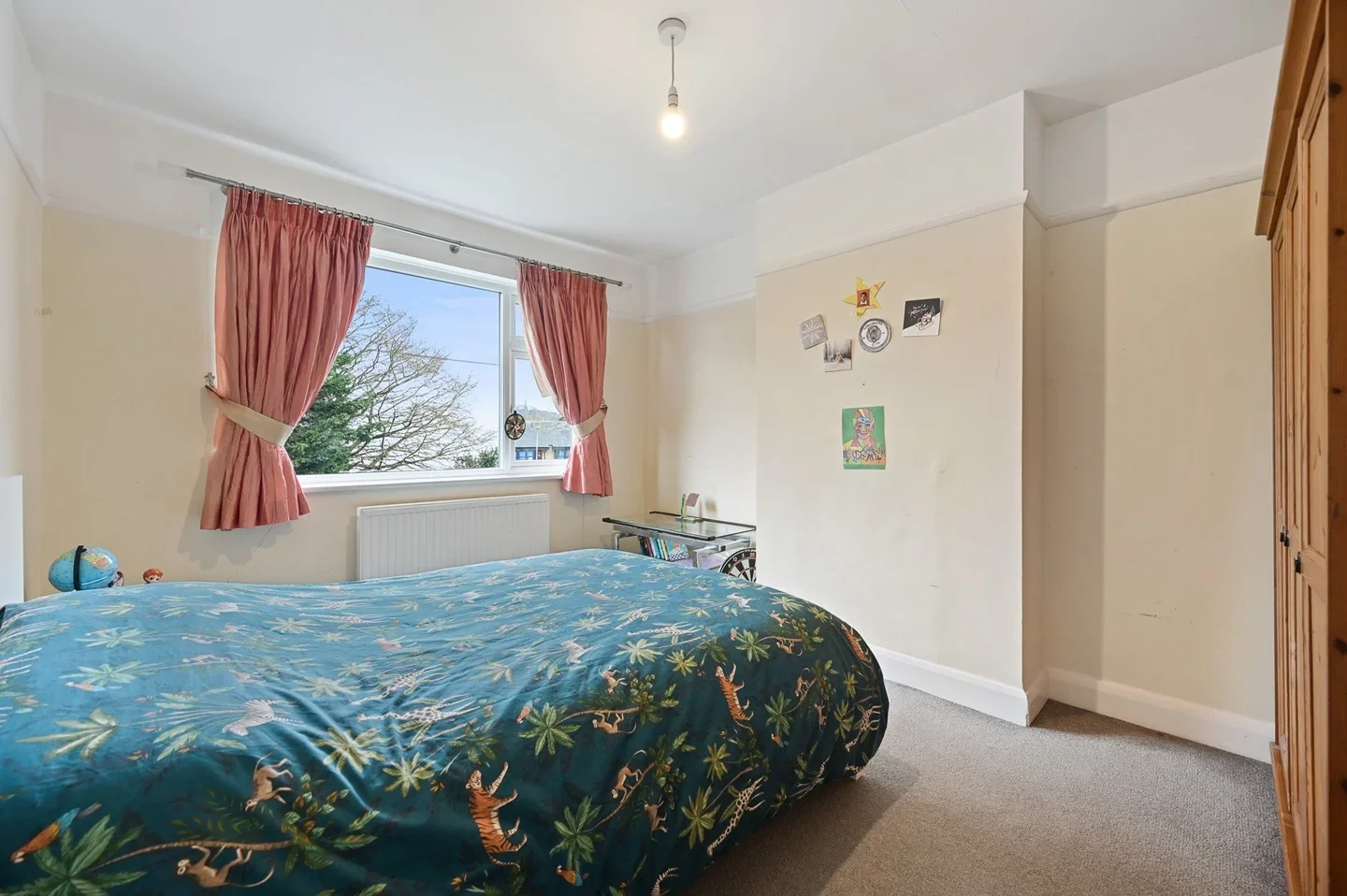Room Dorchester Avenue in Greater London