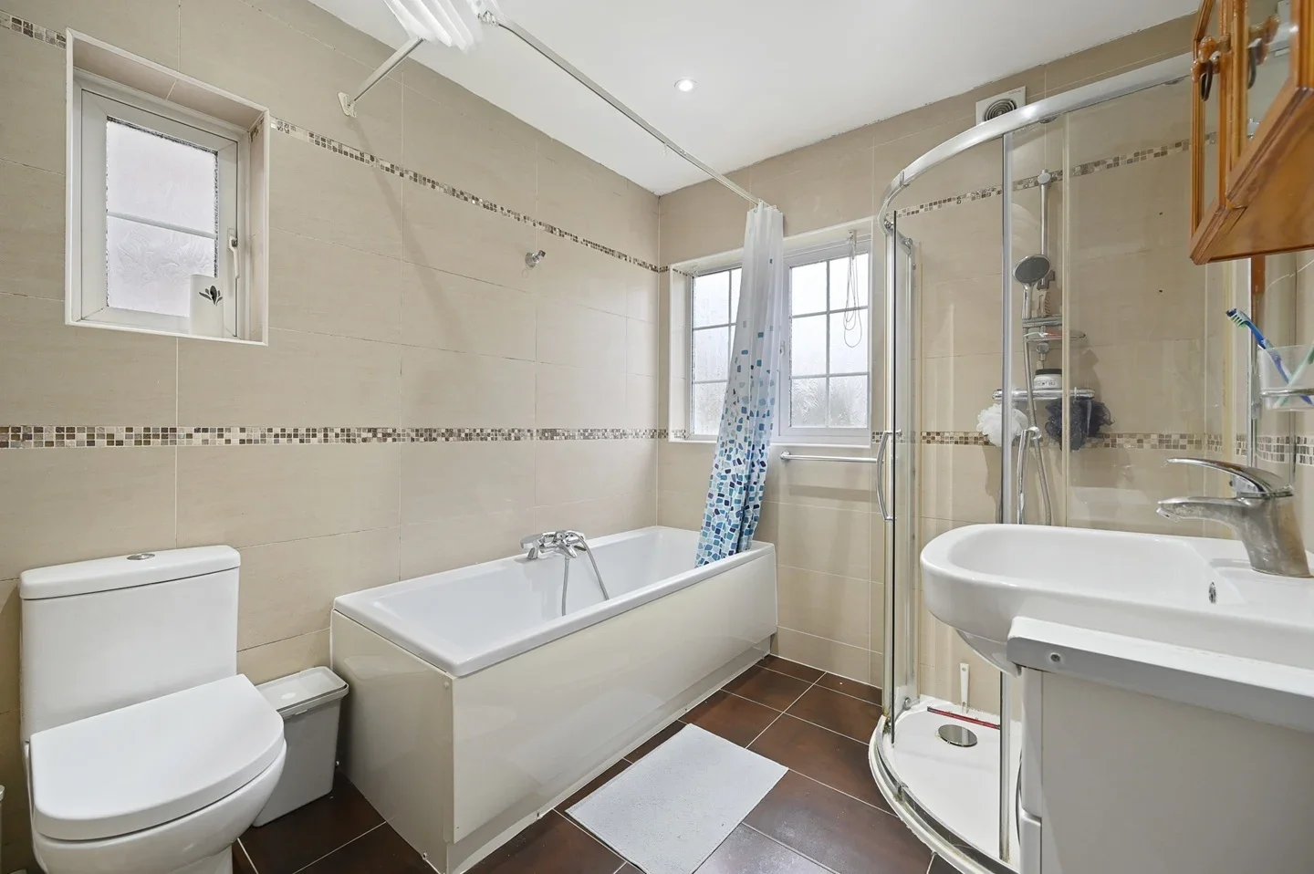 Room Dorchester Avenue in Greater London