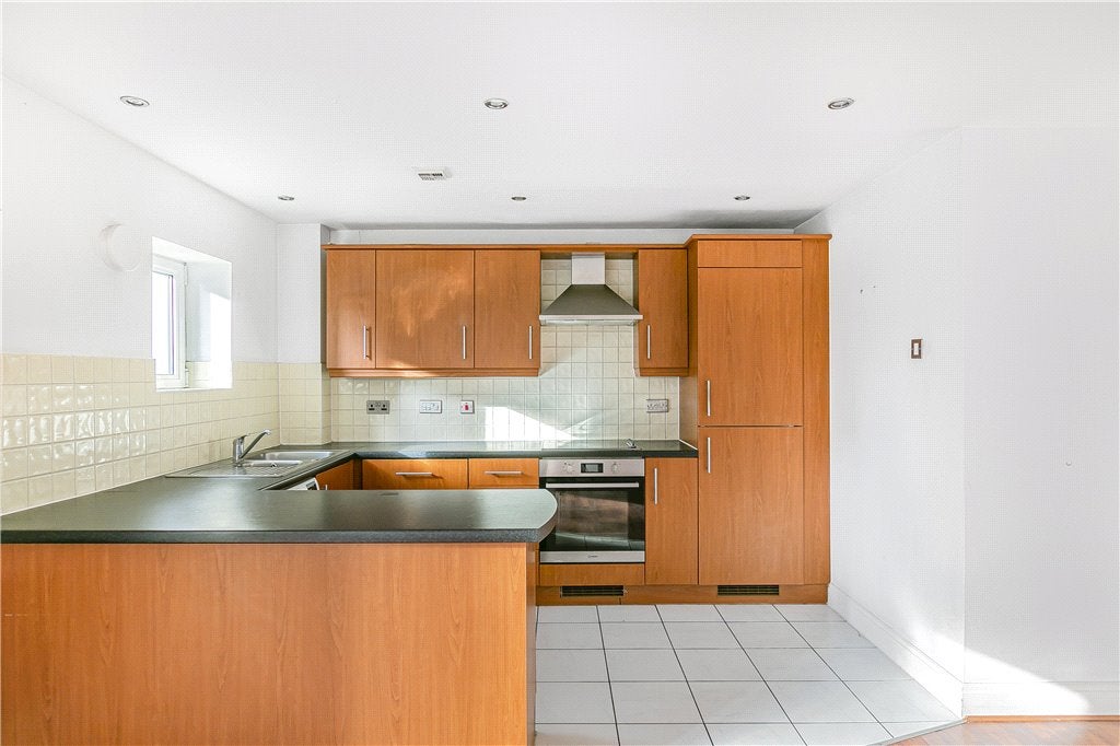 Flat Holland Gardens in Greater London