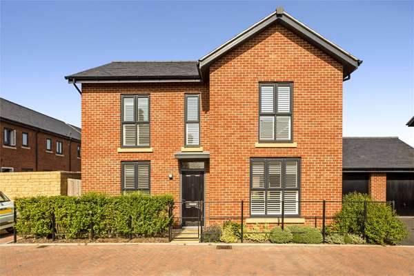House Flora Close in Cheltenham