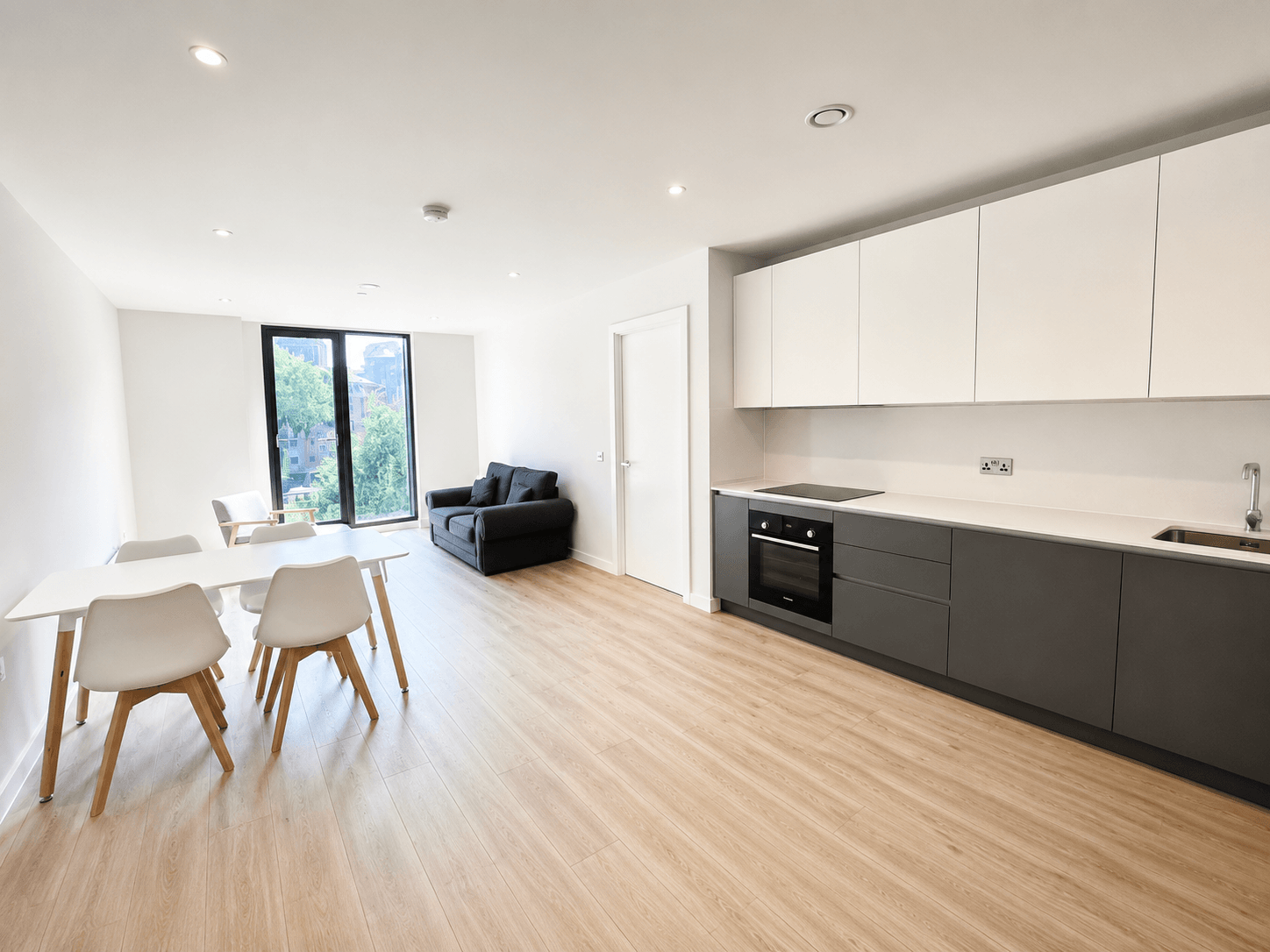 Flat Lakeview Road in Greater London