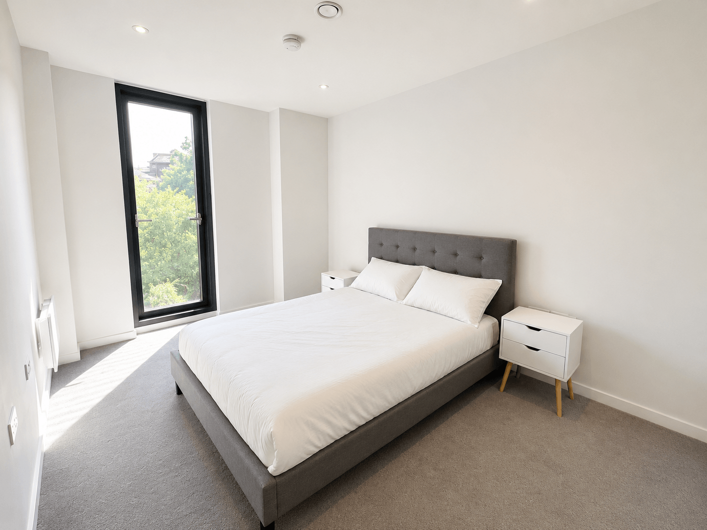 Flat Lakeview Road in Greater London