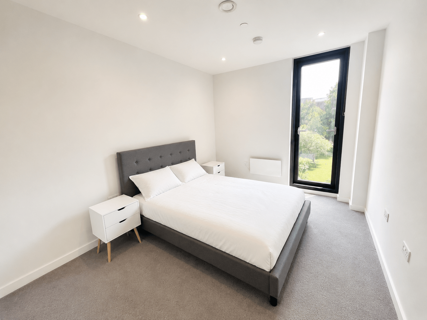Flat Lakeview Road in Greater London