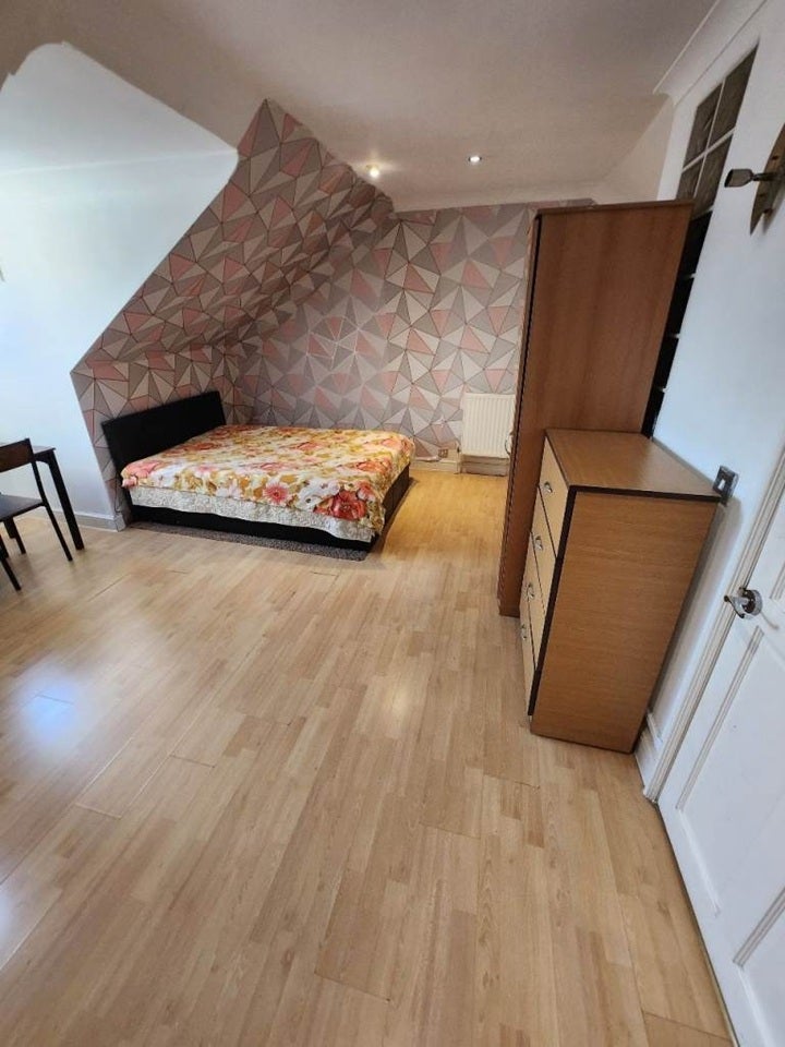 Flat Vicarage Lane in Greater London