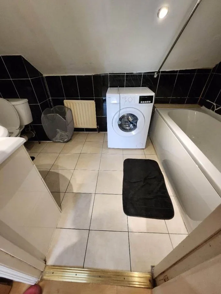 Flat Vicarage Lane in Greater London