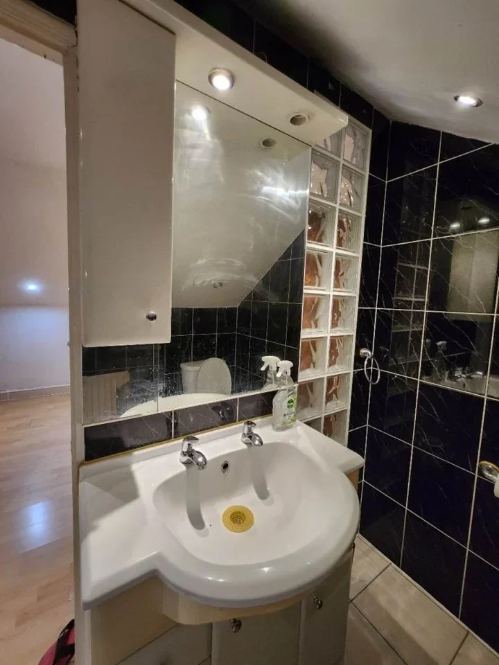 Flat Vicarage Lane in Greater London