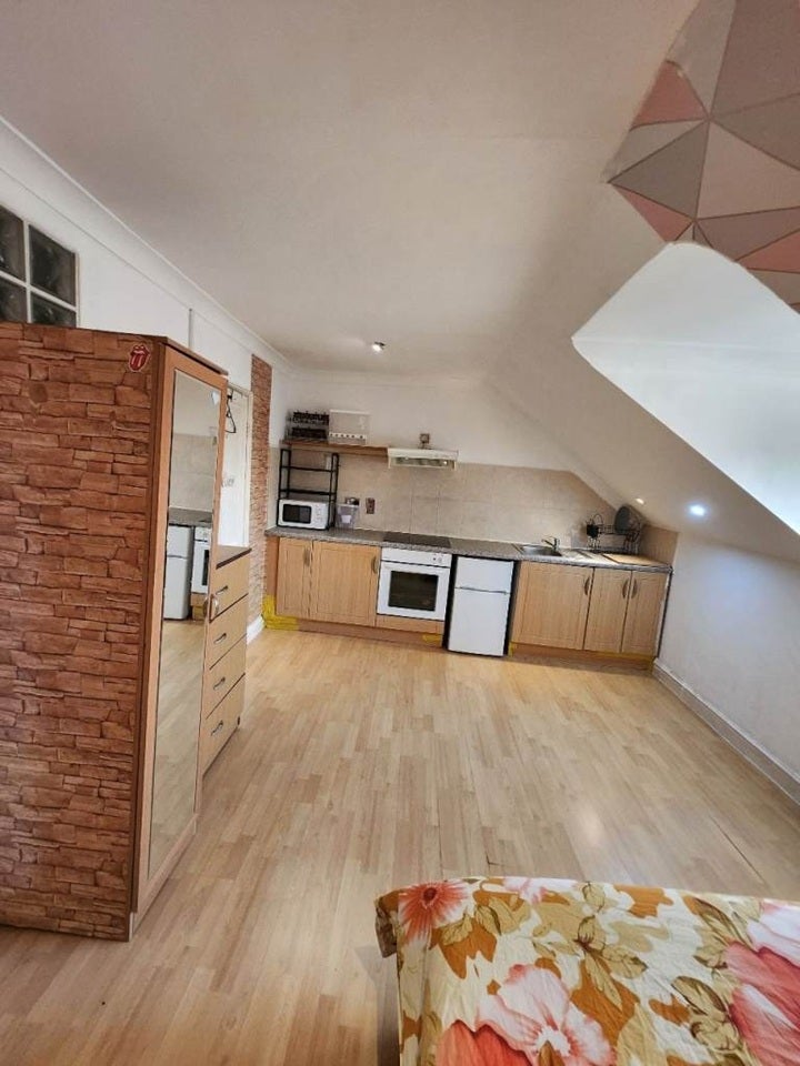 Flat Vicarage Lane in Greater London