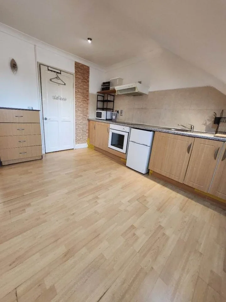 Flat Vicarage Lane in Greater London